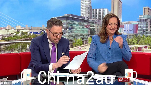 当 Jon Kay 读出英国人将无生命物体误认为动物的故事时,Sally Nugent 咯咯地笑起来