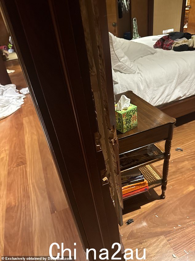 照片显示门框在迈阿密突袭期间似乎已损坏