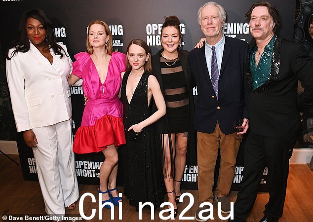 她在剧中与主要明星谢里丹·史密斯(右三)一起主演,并扮演一个名叫南希的角色