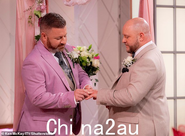 主持人,64 岁,在电视直播中主持了洛林球迷加文和卢克的婚礼,仪式感人至深