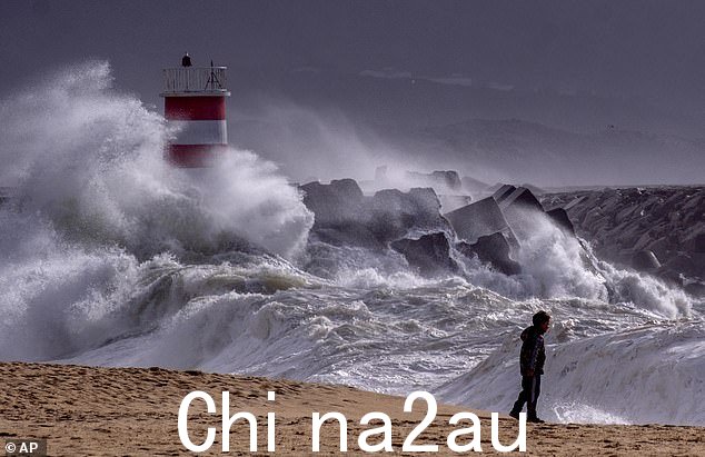 葡萄牙 -- 昨天,在纳尔逊风暴中,巨浪袭击了葡萄牙纳扎雷海滩
