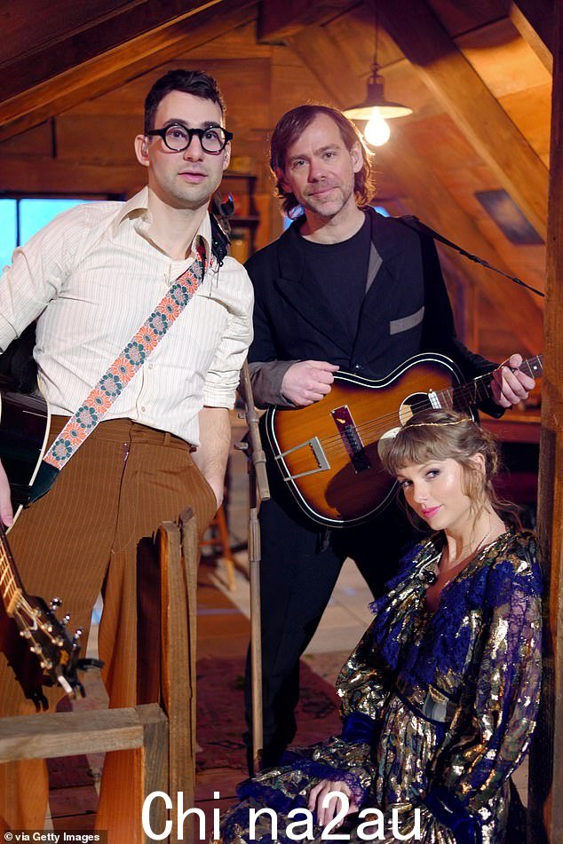 早些时候,在对话中,安东诺夫在将他的最新项目 Bleachers 与他为 Swift 以及歌手 Lana Del Rey 制作的音乐进行比较时提到了 Swift,38