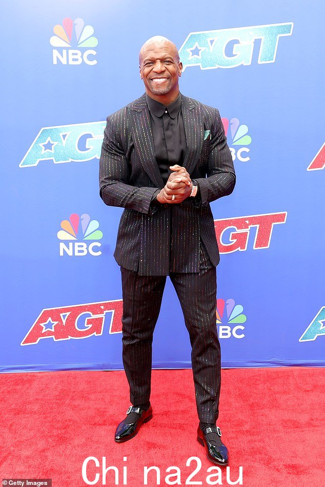 同时,55 岁的特里·克鲁斯 (Terry Crews) 身穿带有银色闪亮条纹的黑色西装,看上去衣冠楚楚