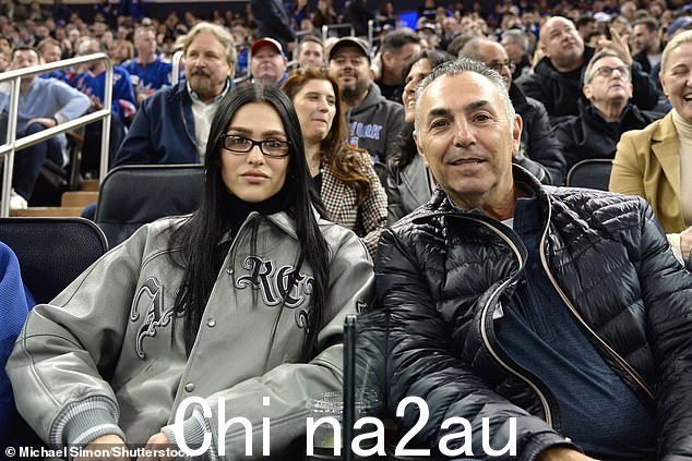 阿梅丽在她的左边a 坐在前职业棒球运动员 John Franco 旁边