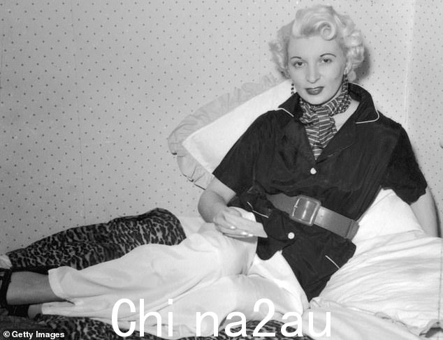 即将推出的四集系列将讲述一位夜总会女主人(照片摄于 1954 年)的扣人心弦的故事,她在 28 岁时枪杀了虐待她的情人后被绞死