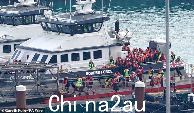 有人看到一群移民从 B 上下来周二在多佛港订购部队船只