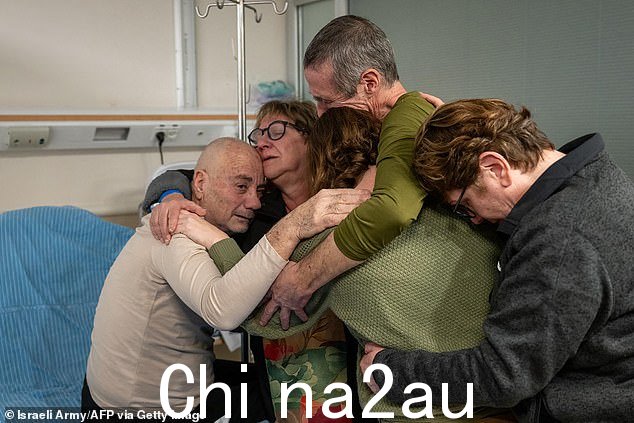 获救的以色列-阿根廷人质路易斯·哈尔 (Luis Har) 于 2 月 12 日在特拉维夫郊区拉马特甘的 Tel Hashomer 医院与家人团聚