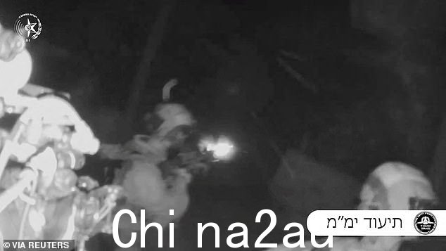 以色列特警部队的警官参加救援行动,解救被哈马斯扣为人质的费尔南多·西蒙·马曼和路易斯·哈尔,地点为加沙,在这张静止图像中拍摄摘自 2 月 13 日发布的视频
