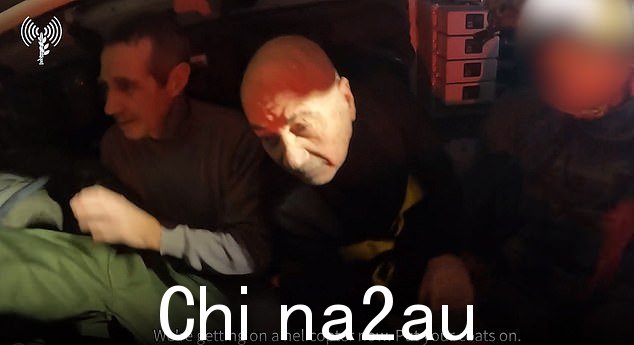 凌晨 2 点,一场巨大的爆炸将 71 岁的会计师路易斯·哈尔(Luis Har)(右)从床垫上摔下来,并撕开了他像牢房一样的小房间的门。他从爆炸中滚滚而出,担心自己与女友的兄弟、60 岁的费尔南多·马曼 (Fernando Marman)(左)关押的两层公寓已被摧毁” class=
