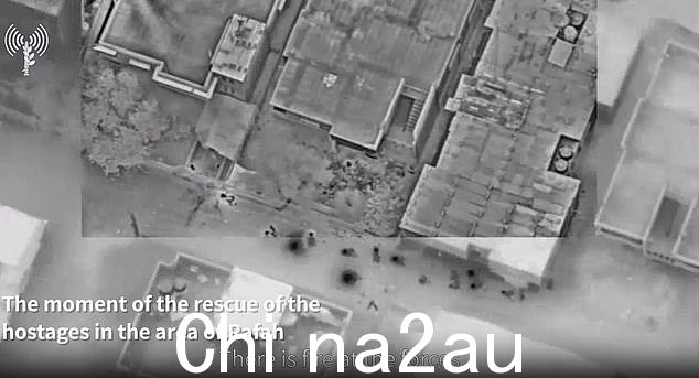无人机镜头显示 Shayetet 13(以色列突击队)士兵与人质:路易斯·哈尔和费尔南多·马曼从拉法的哈马斯房屋中获救后