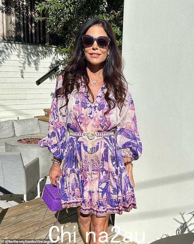 贝瑟妮·弗兰克尔 (Bethenny Frankel) 说几个月前她在纽约遭到随机殴打;这位 53 岁的真人秀明星在 Tik Toker 的评论部分透露了自己在纽约遭到随机殴打的消息City