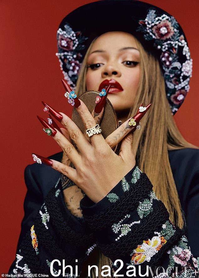 蕾哈娜 (Rihanna) 有两个年幼的儿子 RZA 和 Riot,她在接受《Vogue》中国版主编 Margaret 张 采访时讨论了母亲身份、编发文化和她成功的职业生涯