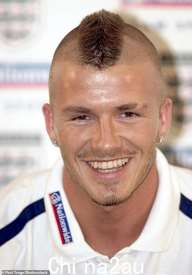 48 岁的大卫·贝克汉姆 (David Beckham) 在 2001 年选择了大胆无畏的莫西干毛,并在世界杯期间向世界展示了它,这引起了人们的注意(大卫于 2001 年拍摄)
