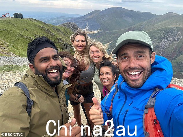 朝圣看到一群有着不同信仰、信仰和背景的名人,穿上登山靴踏上中世纪路线