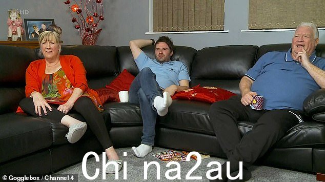 乔治,来自滨海克拉克顿,2013 年与母亲 Linda McGarry 和继父 Pete 一起在 Gogglebox 第二季中声名鹊起