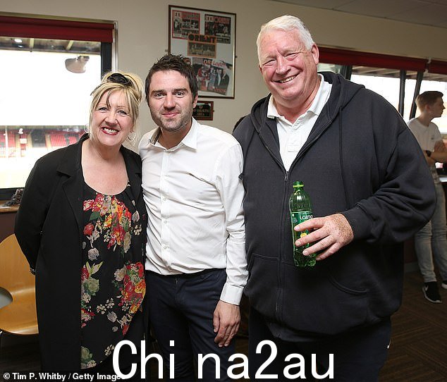 Gogglebox 家庭再次陷入悲剧,明星乔治·吉尔贝 (George Gilbey) 因“工作事故”去世,年仅 40 岁,而就在他的继父因肠癌去世三年后(图为乔治、他的母亲琳达 (Linda) 和继父皮特 (Pete)) 2015 年)