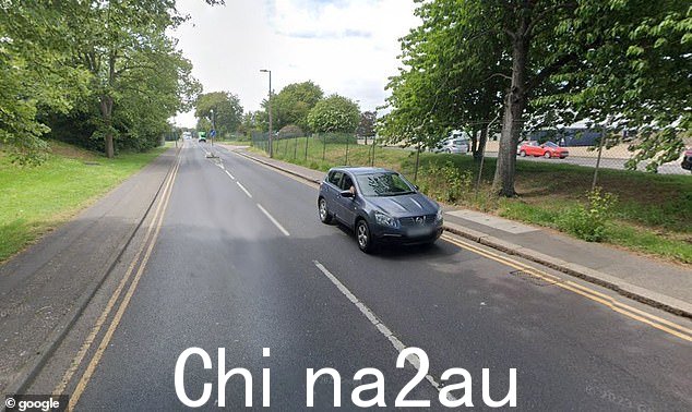 埃塞克斯警方称,一名男子在 Shoebury 的 Campfield Road(如图)从高处坠落身亡