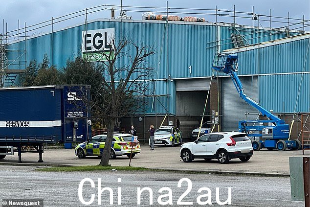 警方在 EGL Homecare 仍保持警戒线,据了解,悲剧就是在那里发生的。可以看到一个巨大的蓝色樱桃采摘机通向屋顶