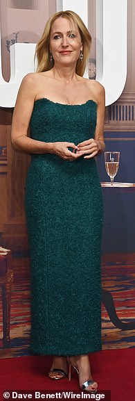 吉莉安·安德森 (Gillian Anderson) 穿着华丽的青色无肩带礼服,风格简约,看起来令人惊艳