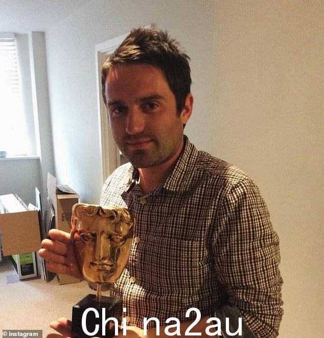 电视名人 George Gilbey 手持 Gogglebox 于 2014 年赢得的 BAFTA 奖的照片