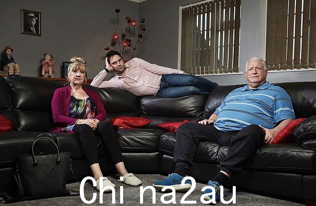 前 Gogglebox 和名人老大哥明星乔治·吉尔贝 (George Gilbey) 去世,享年 40 岁。这张照片是他与母亲琳达 (Linda) 和已故继父皮特 (Pete) 的合照