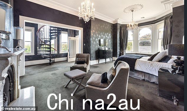 这座名为纳雷兰 (Narellan) 的宏伟庄园位于墨尔本最富裕的郊区之一,占地 1345 平方米。图为:其中一间卧室