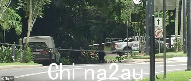 警方认为科林大道上发生两辆车相撞,其中一人向另一人开枪,然后步行出发