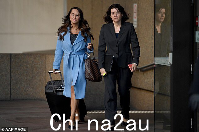 Taylor Auerbach 聘请了律师 Rebekah Giles(左图,与大律师 Sue Chrysanthou SC)