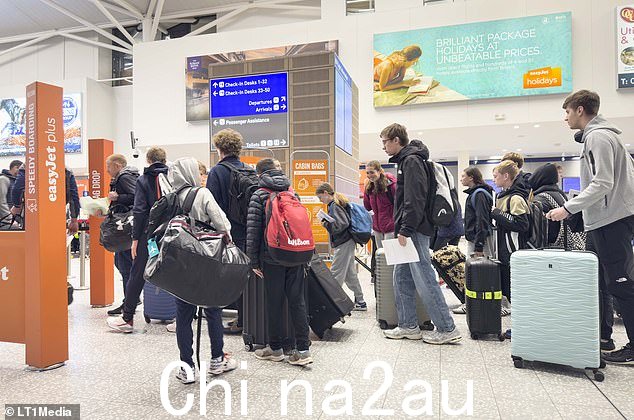 随着假期的开始,度假者今天早上会在布里斯托尔机场面临排队
