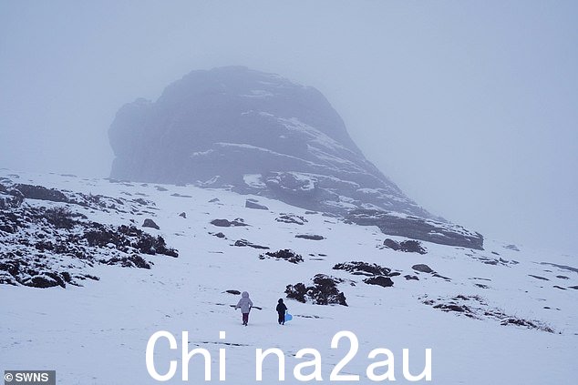今天德文郡的达特穆尔大雪袭来,人们试图充分利用这一条件