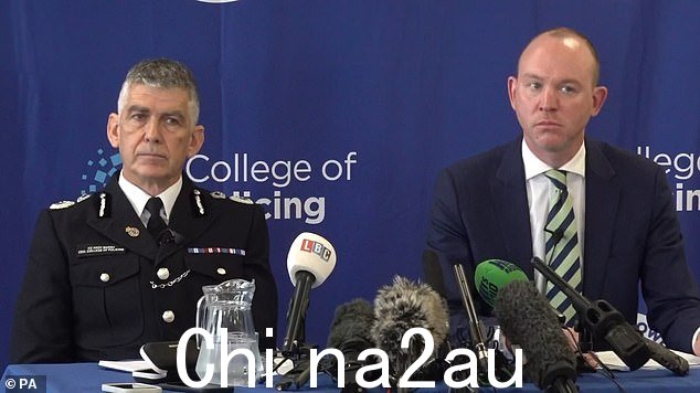 图:警察局长安迪·马什(左)和兰开夏郡警察和犯罪专员安德鲁·斯诺登在普雷斯顿举行的新闻发布会上讨论警方 11 月处理尼古拉·布利调查的情况