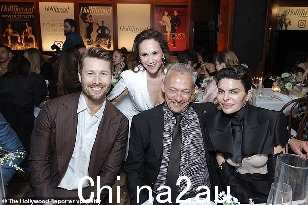 Glen、Elisabeth、THR 联合编辑 Maer Roshan 和 Lisa Rinna 合影留念