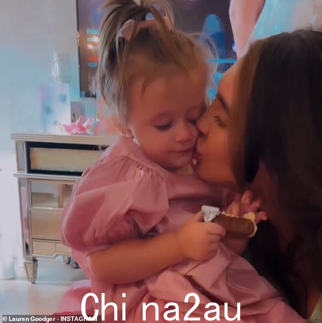 Lauren 是 Larose 的母亲,还有另一个女儿 Lorena,她在出生后不久就不幸去世了