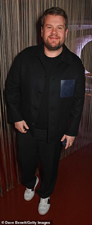 在这个众星云集的夜晚,45 岁的詹姆斯·柯登 (James Corden) 穿着时尚的 Loewe 夹克微笑着亮相et