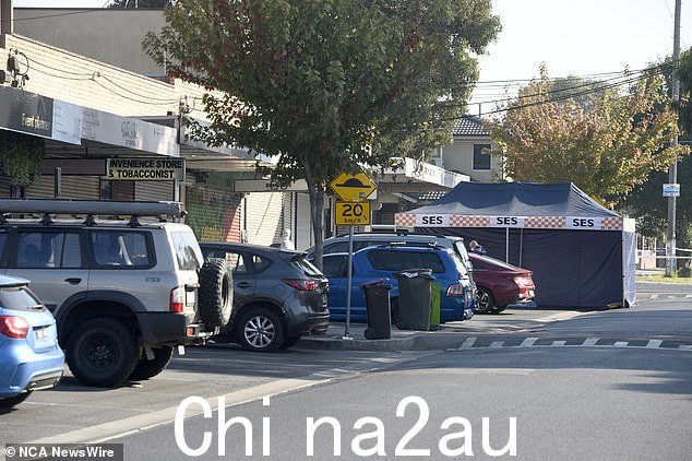 周五早上,在墨尔本 Glenroy 的商店街外搭建了一个 SES 帐篷,其中包括一家烟草店(如图)