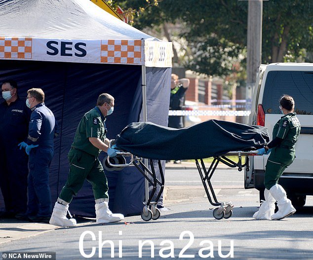 警方移走一名在 Glenroy 烟草店外被枪杀的男子的尸体