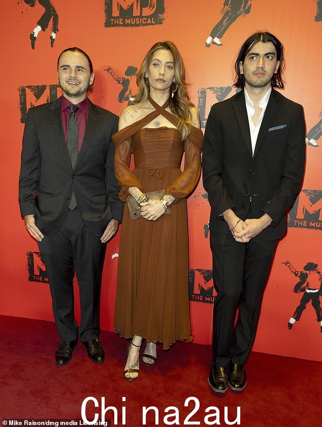 迈克尔·杰克逊的孩子(从左到右)Prince、Paris 和 Blanket Jackson 率众明星出席星期三在伦敦爱德华王子剧院举行的《MJ:音乐剧》媒体之夜