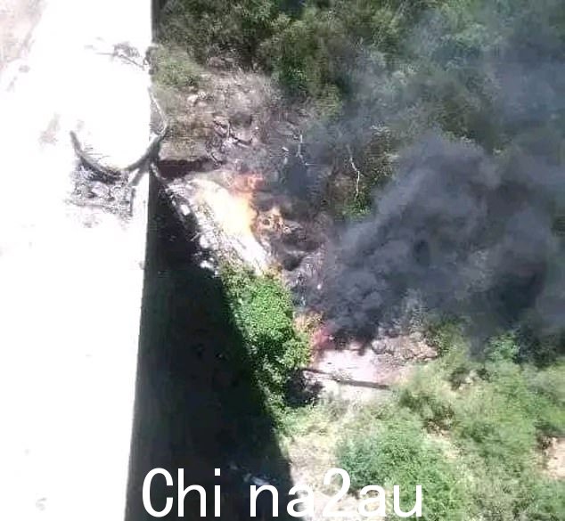 黑烟吞没客车,消防员在现场拍照