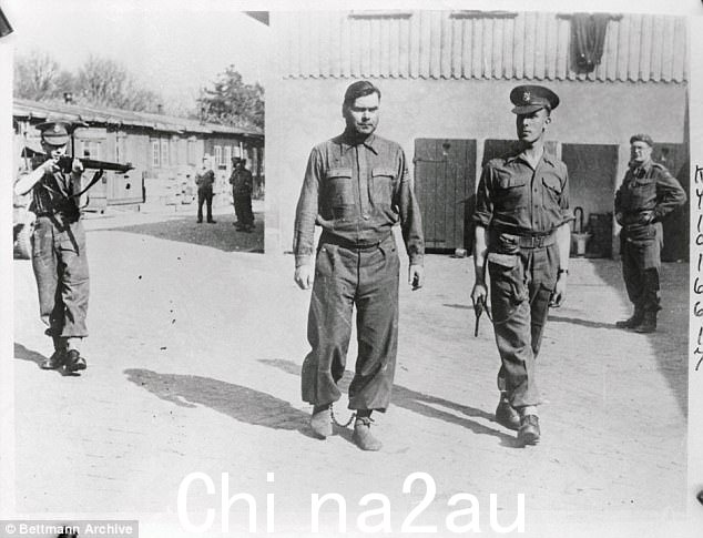 贝尔森恐怖营指挥官约瑟夫·克莱默 (Joseph Kramer),被捕后现在受到看守,并戴着脚链