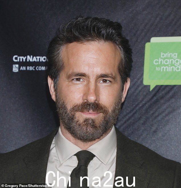 雷诺兹于 2021 年 2 月以 200 万英镑的价格与 McElhenney 一起收购了二级联赛俱乐部