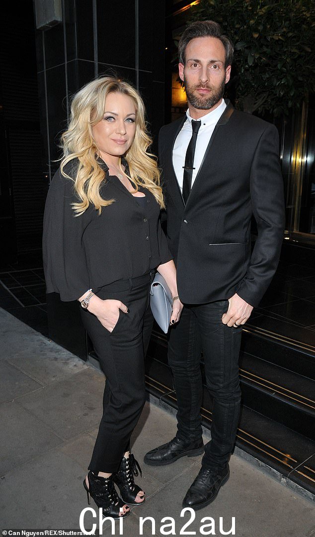 丽塔·西蒙斯 (Rita Simons) 透露,在与结婚 14 年的丈夫西尔维斯顿 (Theo Silveston) 离婚后,她遭受了严重的抑郁症。两人都摄于 2017 年