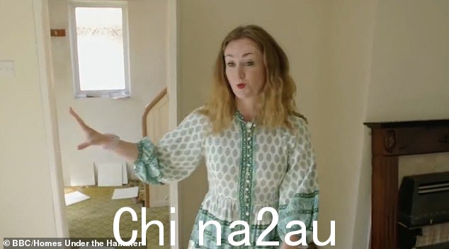 BBC Homes Under the Hammer 主持人 Martel Maxwell 对一座被厚厚的绿色霉菌覆盖的“丛林”出没的房子感到震惊
