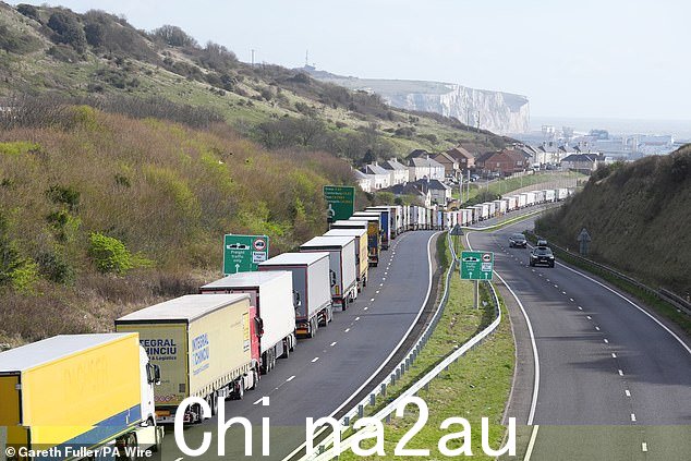 随着成千上万的司机上路前往渡轮(如图:沿着 A20 蜿蜒行驶的卡车),预计队列将会增加