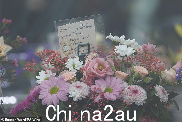 向年轻女孩致敬的鲜花,上面写着“永远年轻,永远被爱”
