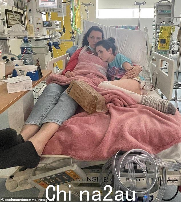 Saoírse 留下了她的父母 Ollie和罗莎娜(照片在一起)、妹妹 Farrah Rose、同父异母的妹妹 Rebecca 以及祖父母 Anne Ruane、Tony 和 Ann Brehony
