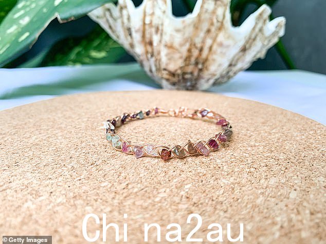 心情手链 - 玫瑰石英代表无条件的爱,孔雀石代表纯粹的厌恶,橘皮组织代表自我接纳和同情心,樱桃石英代表樱桃采摘战斗