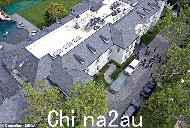 一群作为正在进行的性贩运调查的一部分,国土安全调查人员突袭了这位嘻哈大亨在洛杉矶和迈阿密的住所