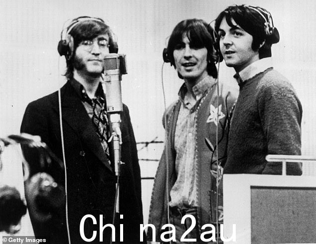 Blackbird 出现在 The Beatles 1968 年专辑中,该专辑也被称为 The White Album。这首歌由保罗·麦卡特尼 (Paul McCartney) 和约翰·列侬 (John Lennon) 创作,旨在表达 20 世纪 60 年代美国南部的种族紧张局势;见于 1968
