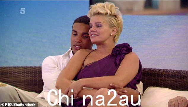 到目前为止,他最引人注目的恋情是与前 Atomic Kitten 歌手 Kerry Katona。他和 Katona 于 2011 年在 CBB 上相识,当时他 19 岁,而她 31 岁(如图)