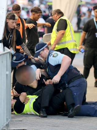 该男子拒绝警方逮捕他的企图。图片：NCA NewsWire / Damian Shaw